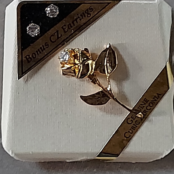 S240 Cubic Zirconia Rose Pin & Stud Earring Boxed Set - Picture 4 of 8